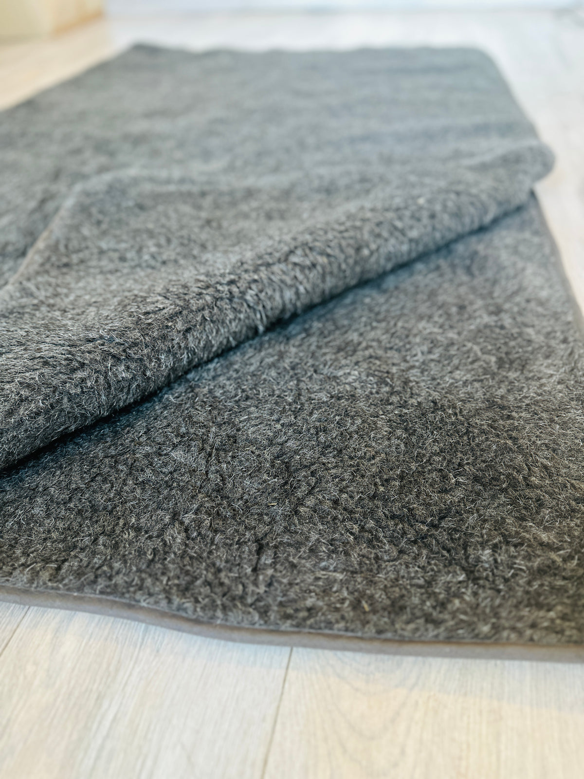 Kniedecke aus Schafwolle – 70 × 100 cm